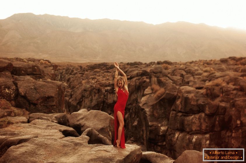 Hannah Kirkelie v sexuálnom natáčaní v púšti