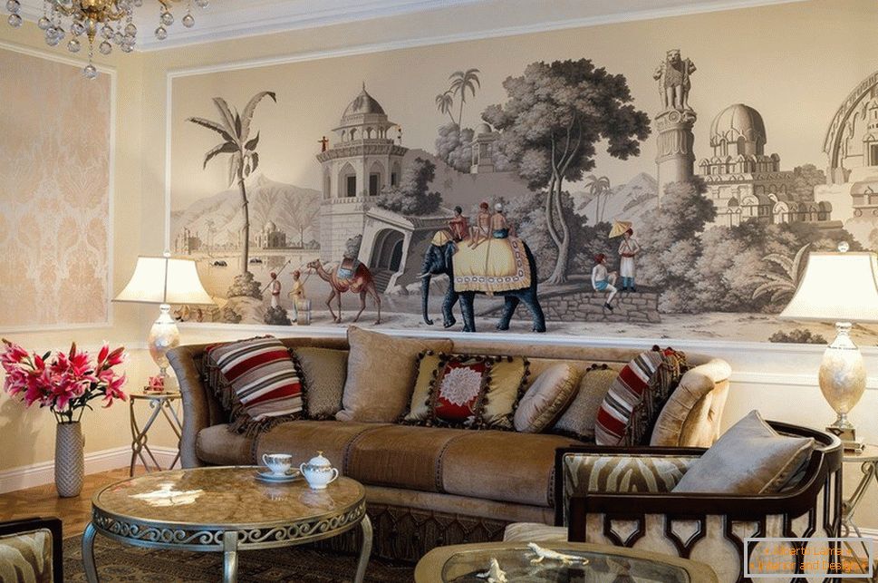 Interiér obývacej izby s freskou na stene