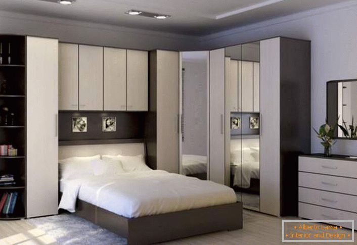 Funkčná rohová stena pre spálňu. Správne navrhnutý priestor zostáva priestranný a nie preplnený. Miesto na uloženie umožňujú sklápacie skrinky nad posteľou.