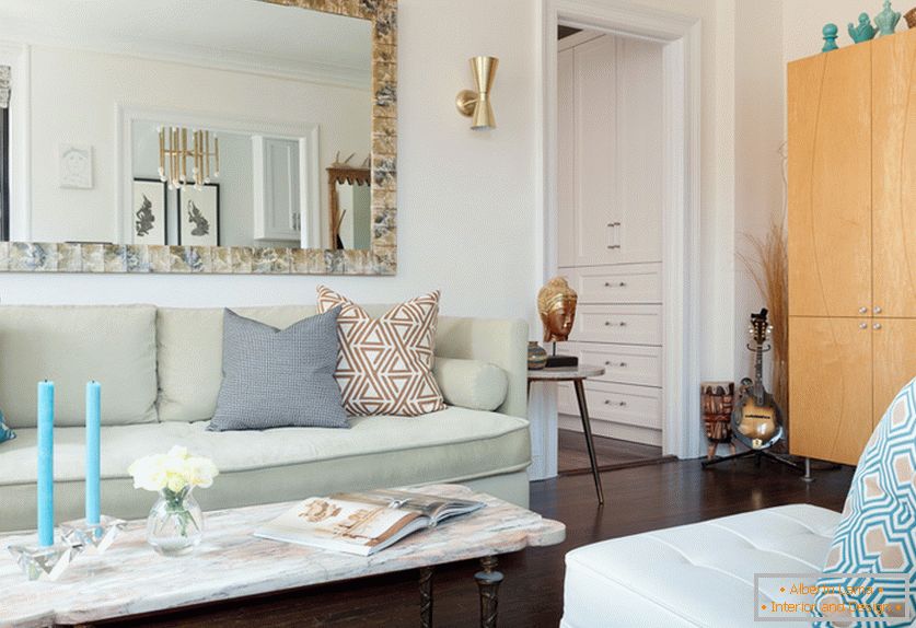 Interiér obývacej izby v pastelových farbách s tyrkysovými akcentmi