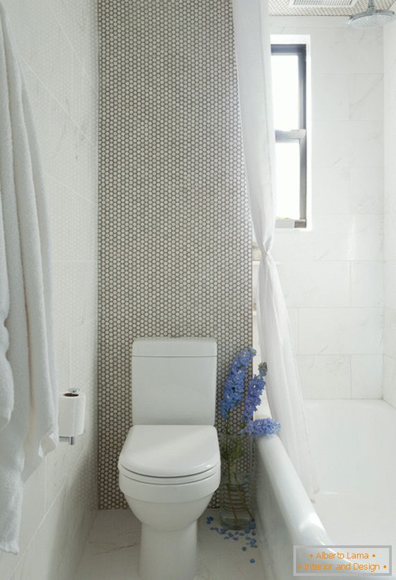 Biela toaletná misa a kúpeľ v mramorovej miestnosti