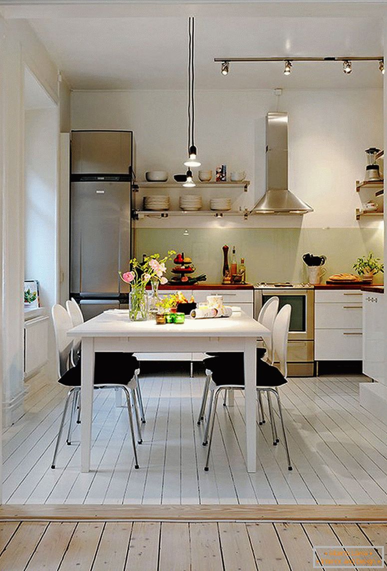 retro-bielo-design-for-a-small-kuchyňa-plus-track-osvetlenie-i-čierne jedálenské stoličky vankúšiky-design