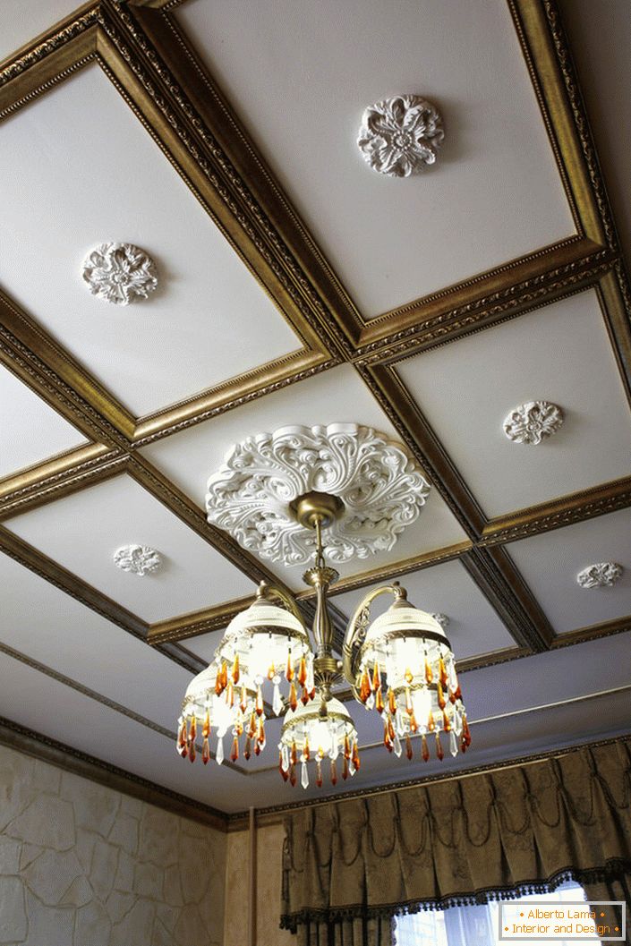 Koláž štuku - jedna z najpopulárnejších dekorácií stropov miestnosti, zdobená v Empire štýle, baroka alebo Art Deco.