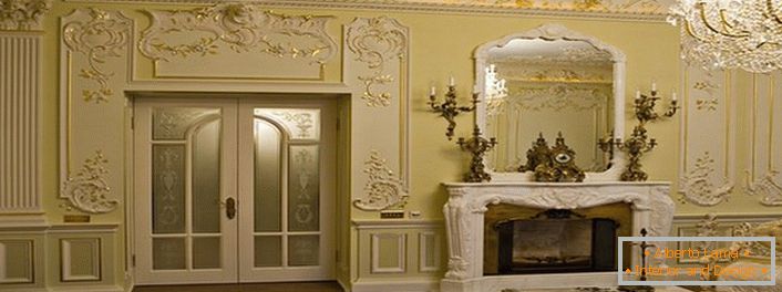 Správne vybraný dekor štuku obnoví interiér, aby bol viac nasýtený a slávnostný.