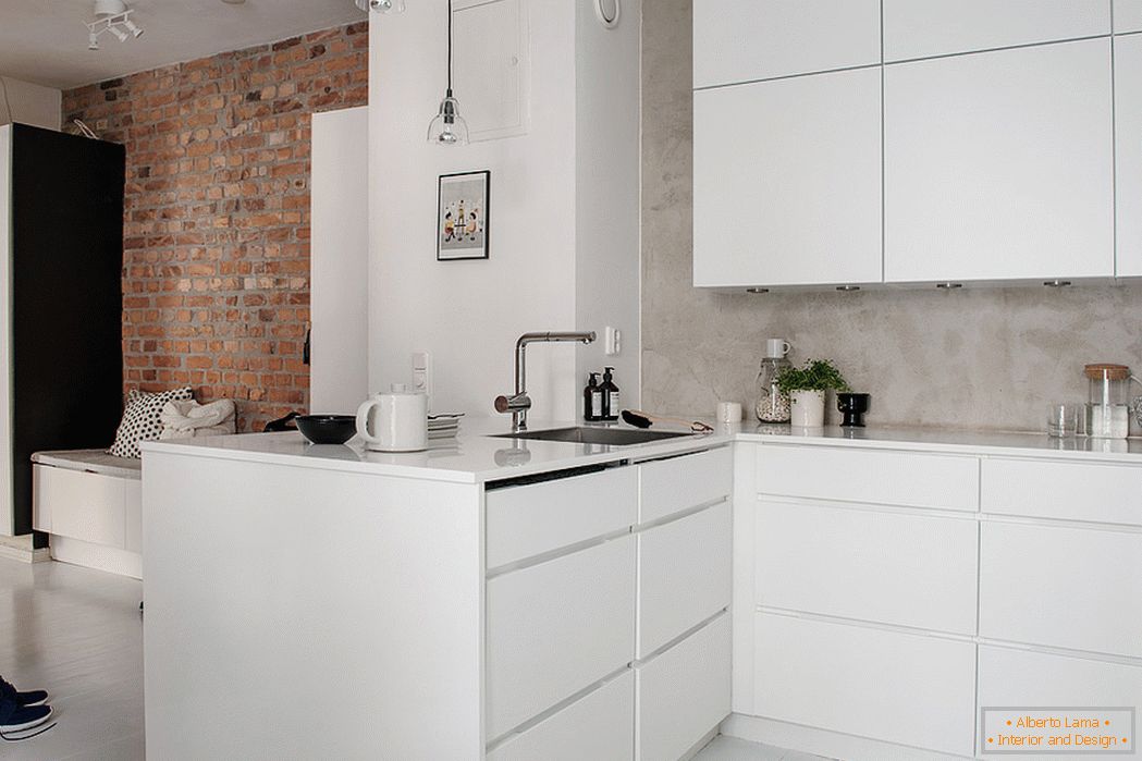 Biely lesklý kuchynský nábytok
