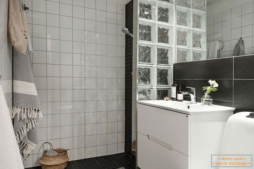 Interiér kúpeľne v čiernej a bielej