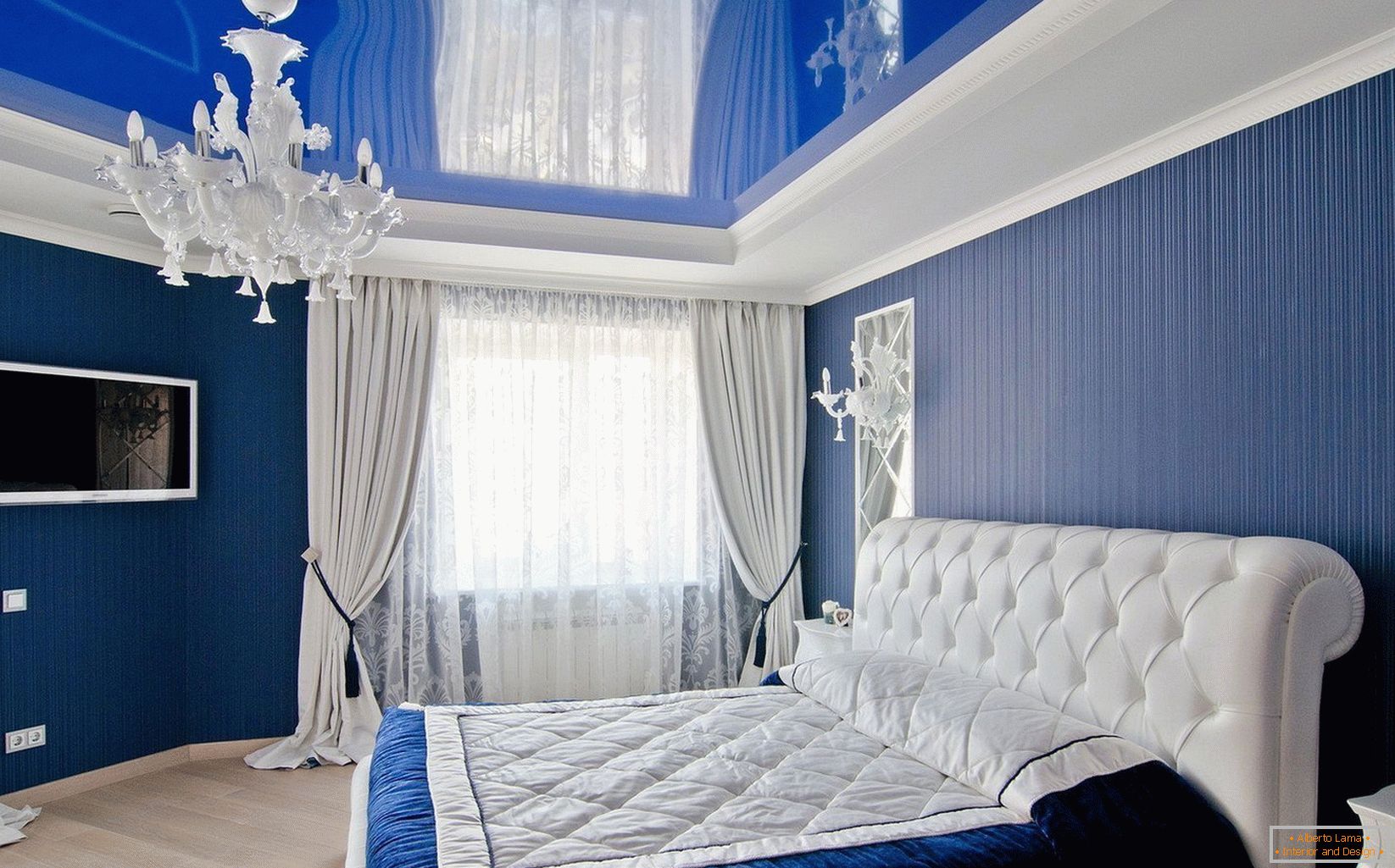 Modrý strop v spálni