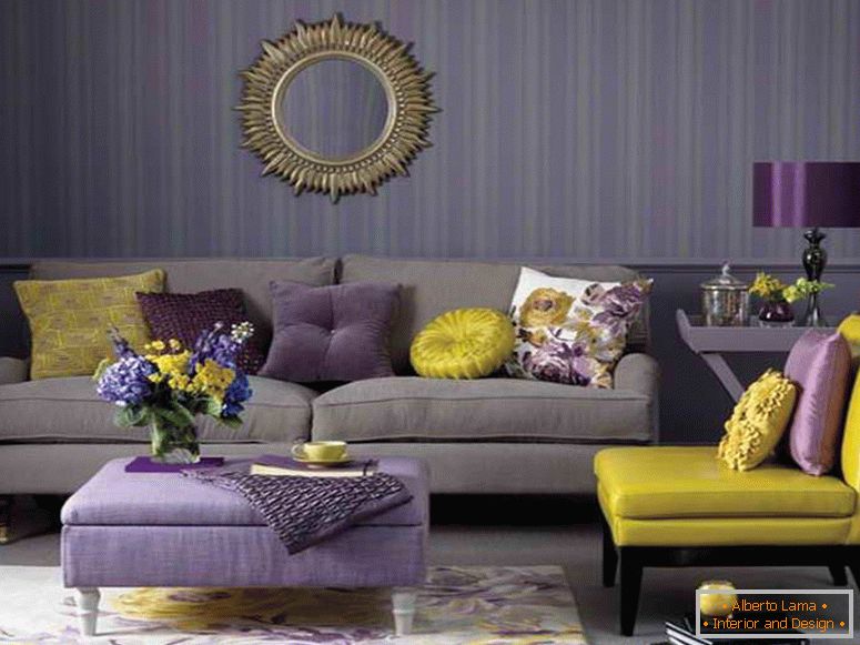 Kombinácia fialových a horčičných farieb v interiéri