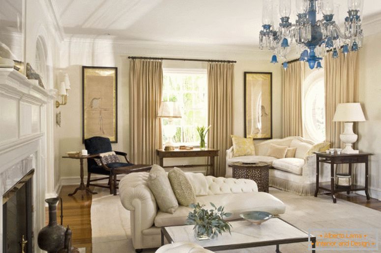 úžasný dizajn-interiér-dekorácie-luxusné-obývacia izba-design-nápady vybavené-elegantné biele látkové čalúnenie - back-Récamierová-rozkladací takmer moderný krb-i-pekné-cream-fabric-POSUVNÉ záclony-the-windows