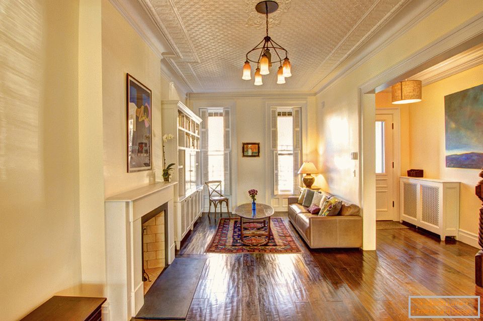 Interiér malej obývacej izby vo viktoriánskom štýle