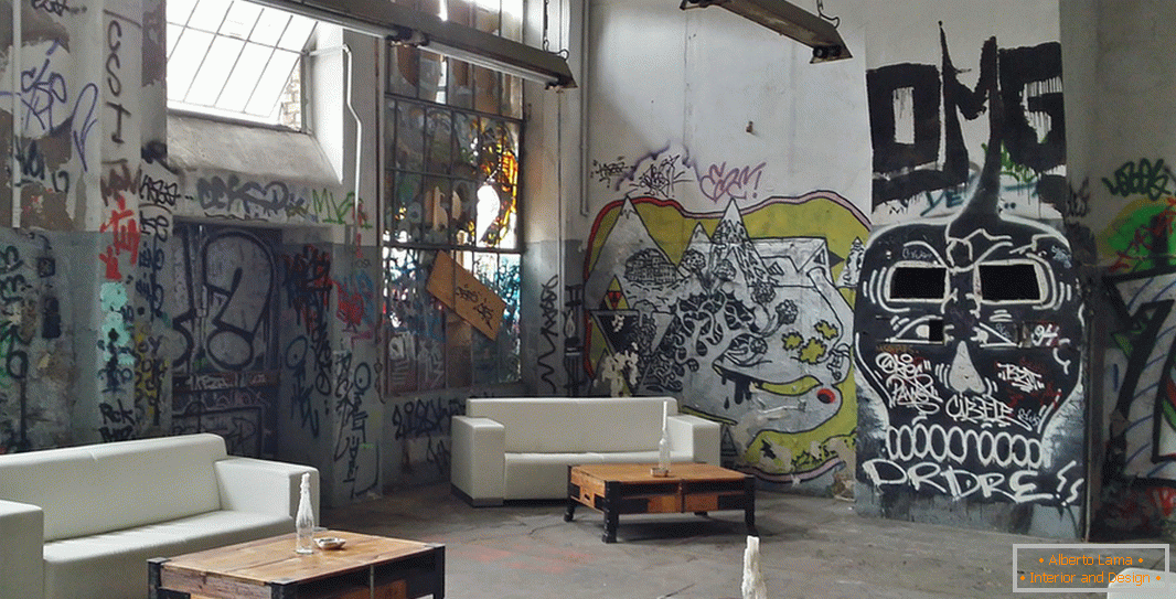 Interiér v podkroví s graffiti