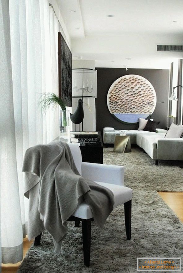 Interiér malej obývacej izby v čiernej a bielej palete