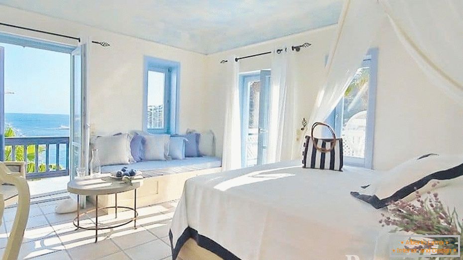 Veľmi ľahká izba v gréckom štýle s panoramatickými oknami