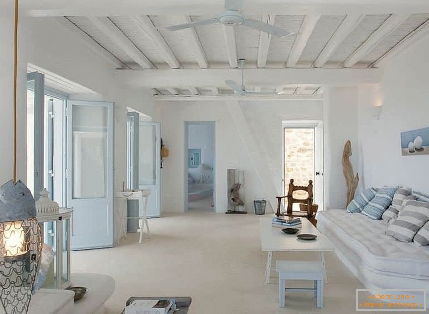 Obývačka v gréckom štýle s trámovým stropom