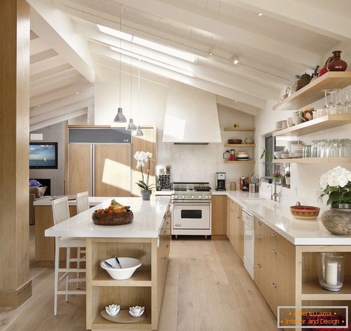 Kuchyňa v podkroví je usporiadaná v súlade s požiadavkami škandinávskeho štýlu. Neobvyklé usporiadanie okien vynikajúci prístup k dennému svetlu. 