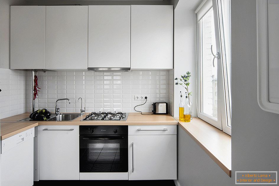 Malá kuchyňa v bielej farbe