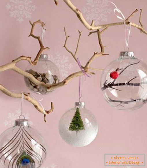 Transparentné vianočné gule s dekorom vo vnútri