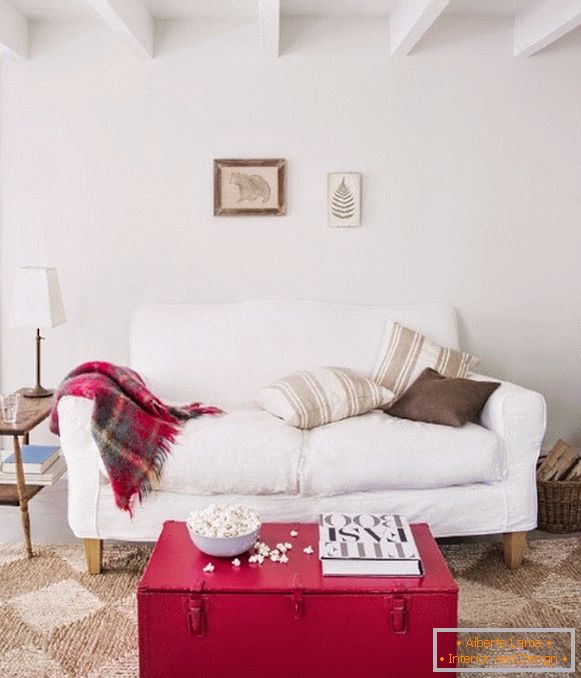 Červená tabuľka v dizajne obývacej izby