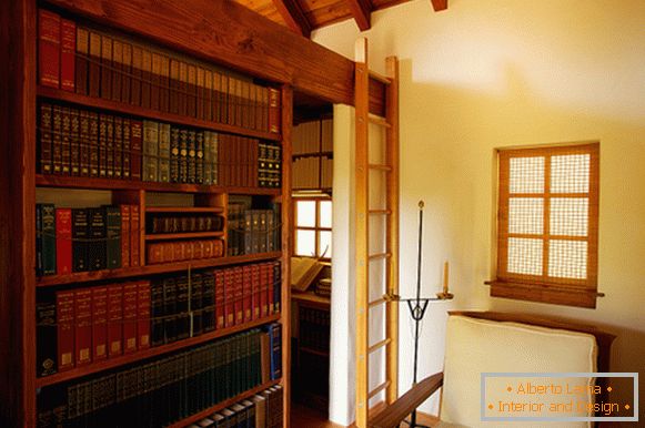 Knižnica v malej chatke Innermost House v severnej Kalifornii
