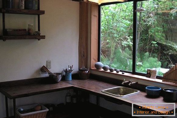 Kuchyňa malej lesnej chaty v Japonsku