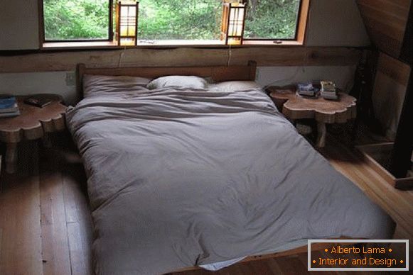 Spálňa z malej lesnej chaty v Japonsku
