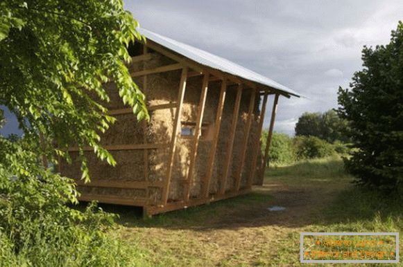 Vzhľad ekologicky šetrnej malej chaty vo Francúzsku