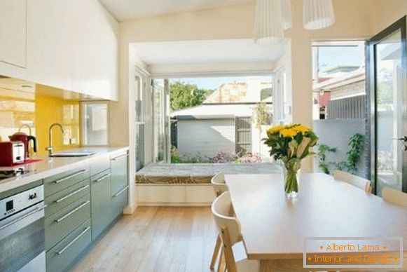 Moderný minimalistický kuchynský dizajn so závojovým oknom
