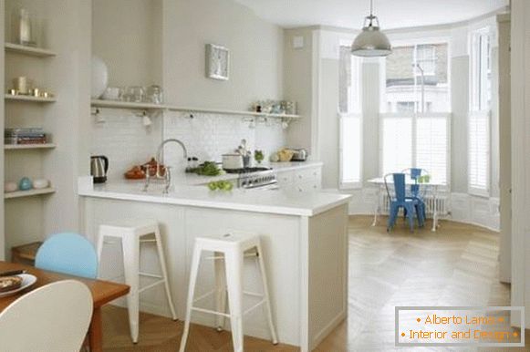 Kombinovaná kuchyňa obývacia izba s bobovým oknom - interiérová fotka