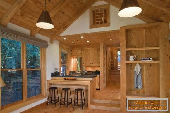 Interiér dreveného domu z dreva vnútri - fotka kuchyne obývacej izby