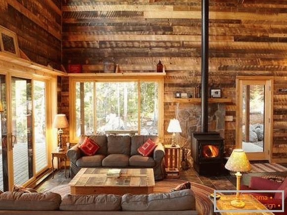 Interiér dreveného domu z baru vo vnútri - fotografia obývacej izby