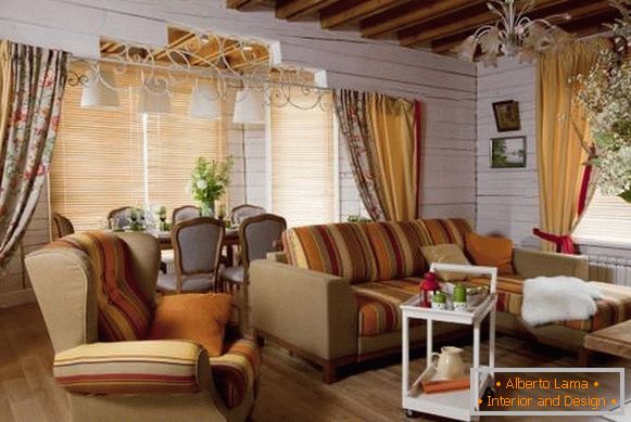 Zdobenie dreveného súkromného domu vo vnútri - foto obývacej izby