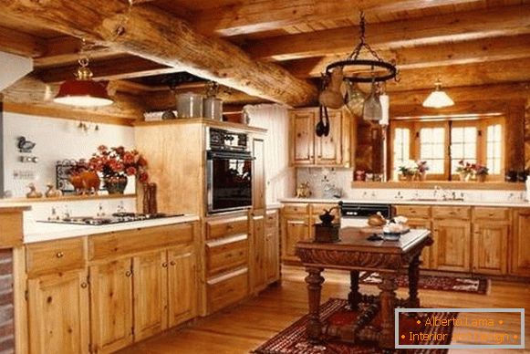 Interiér kuchyne dreveného domu - foto z dreva