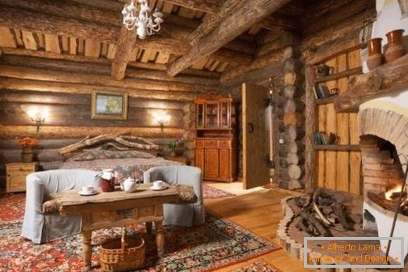 Interiér dreveného domu z guľatiny vnútri - fotografie v ruskom štýle