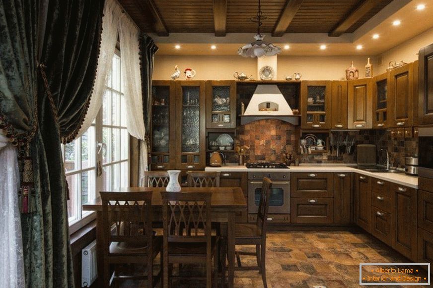 Kuchyňa s dreveným stropom
