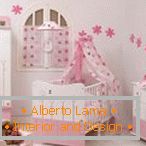 Ružový a biely nábytok v detskej izbe