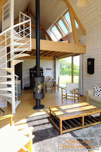Interiér malého dreveného domu v dvoch úrovniach