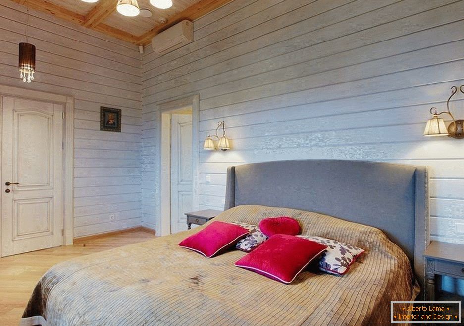 Spálňa v dome z dreva