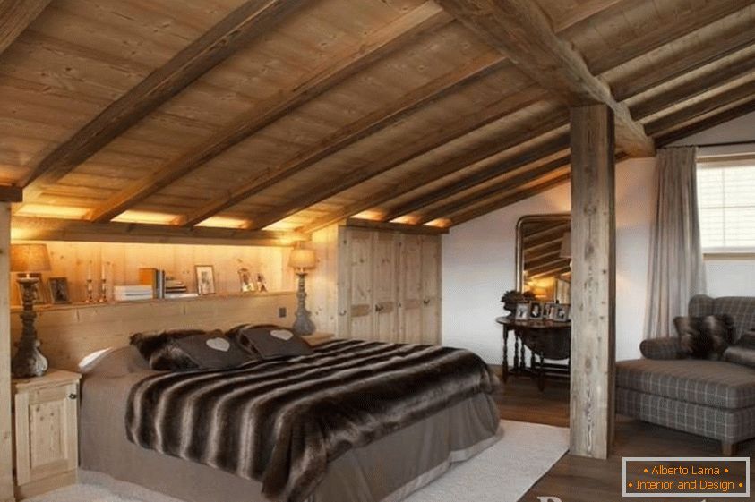 Spálňa s manzardovým dreveným stropom
