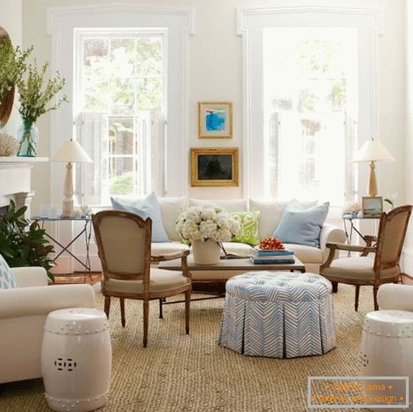Foto útulnej obývacej izby v modernom štýle