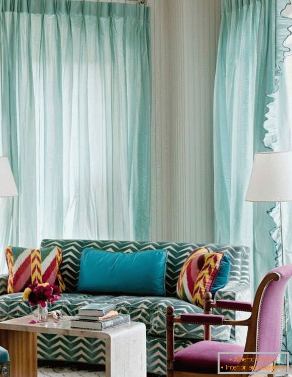 Moderná obývacia izba v tyrkysovej farbe