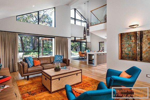 Moderný interiér obývacej izby v modrej a oranžovej farbe