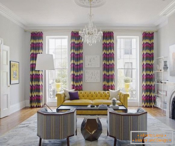 Žltá-šedá obývacia izba v modernom štýle na fotografii