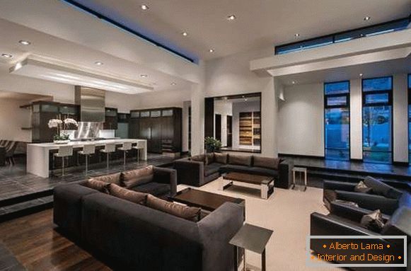 Interiér veľkej obývacej kuchyne v dizajne súkromného domu
