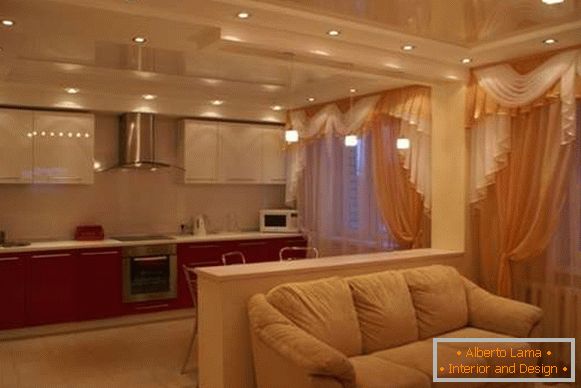 Interiérový dizajn obývacej kuchyne v súkromnom dome - fotografia oddielu