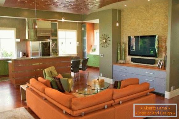 Oranžový zelený interiér kuchyne obývacej izby v súkromnom dome