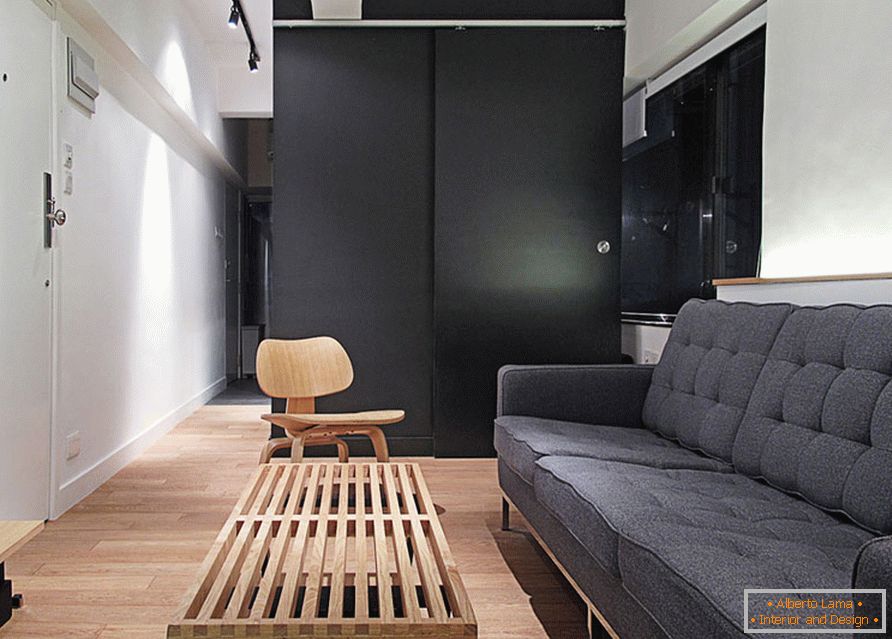 Interiér obývacej izby malého bytu v Hong Kongu