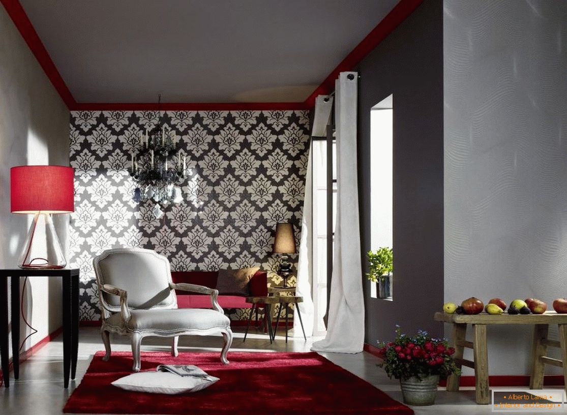 Kombinácia rôznych tapiet v dizajne obývacej izby