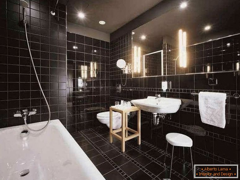 kúpeľя комната в черной плитке совмещенная с туалетом