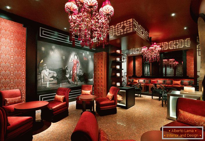 Čínska obývacia izba má prevahu terakotovej farby, lucerny, ebenu.