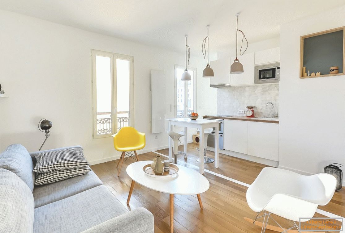 Obývacia izba s kuchyňou v bielej farbe